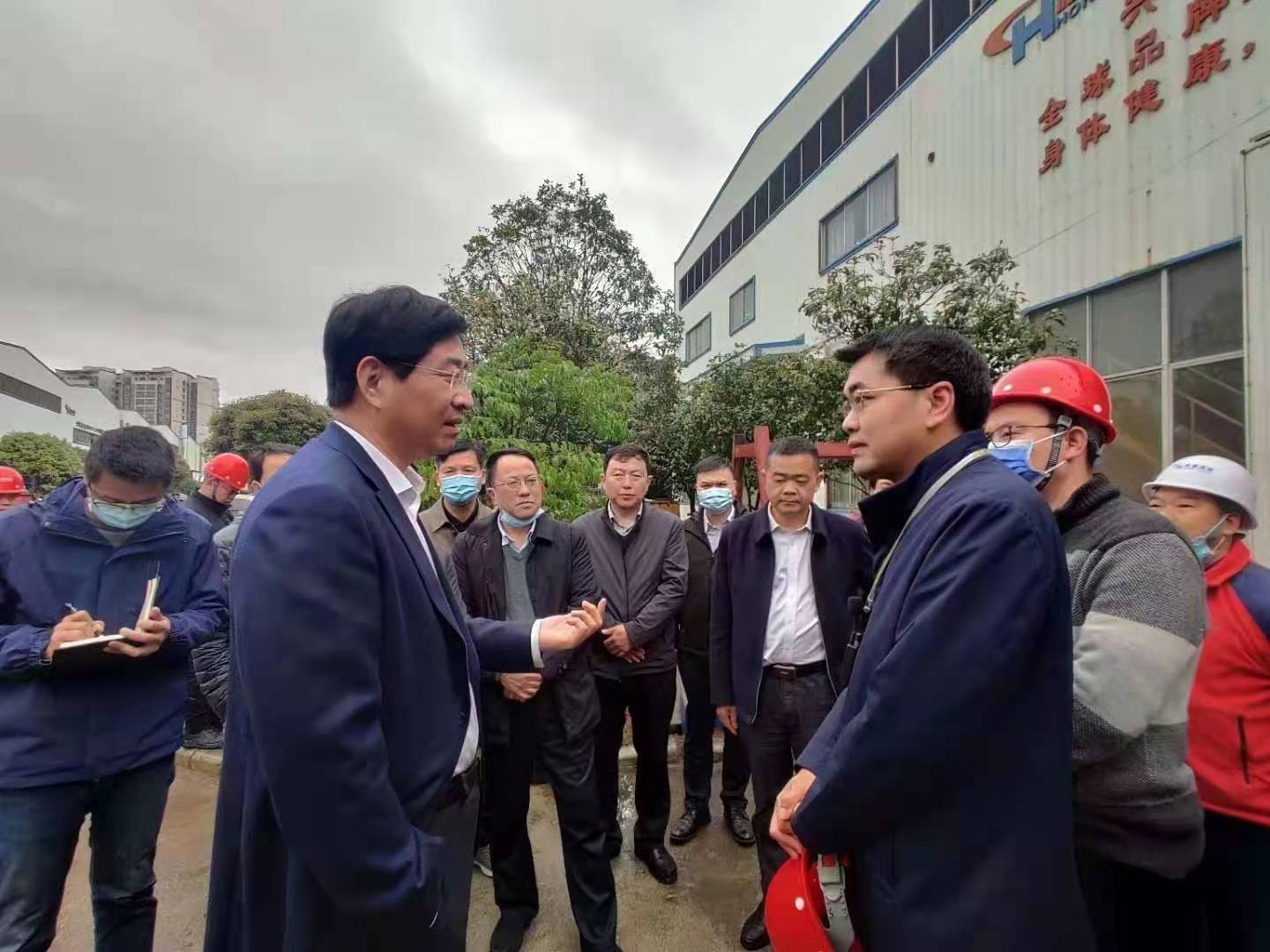桂林市委書記周家斌書記，鐘洪常務(wù)副市長等市委市政府，區(qū)委區(qū)政府領(lǐng)導(dǎo)一行開年第一站來到廣西桂林鴻程機械廠指導(dǎo)慰問